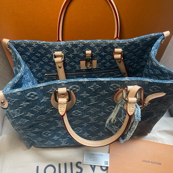 ‼️‼️SOLD‼️‼️
💙Louis Vuitton Denim Onthego MM💙 - Picture 11 of 13